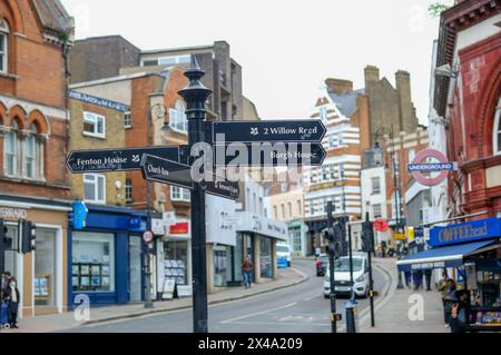 LONDRES - 22 AVRIL 2024 : scène de rue de Hampstead Village - un village urbain aisé dans le nord-ouest de Londres Banque D'Images