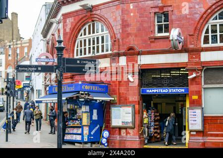 LONDRES - 22 AVRIL 2024 : Hampstead Station sur la rue principale - un village urbain aisé dans le nord-ouest de Londres Banque D'Images