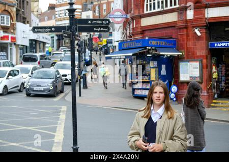 LONDRES - 22 AVRIL 2024 : scène de rue de Hampstead Village - un village urbain aisé dans le nord-ouest de Londres Banque D'Images