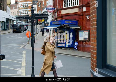 LONDRES - 22 AVRIL 2024 : scène de rue de Hampstead Village - un village urbain aisé dans le nord-ouest de Londres Banque D'Images