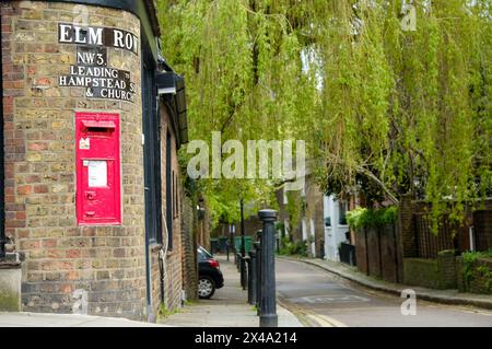 LONDRES - 22 AVRIL 2024 : boîte postale Royal mail dans une rue résidentielle à la périphérie de Hampstead, NW3 Banque D'Images