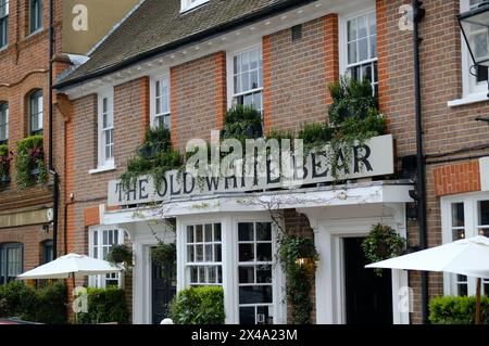 LONDRES - 22 AVRIL 2024 : le pub Old White Bear à Hampstead, au nord-ouest de Londres. Banque D'Images