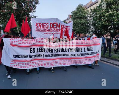 Berlin, Deutschland, 01.05.2024 : Neukölln / Kreuzberg : Revolutionäre Demo zum 1. Mai : Die Demo gegen 20:30 Uhr am Südstern *** Berlin, Allemagne, 01 05 2024 Neukölln Kreuzberg manifestation révolutionnaire le 1er mai manifestation vers 8,30 à Südstern Copyright : xdtsxNachrichtenagenturx dts 35876 Banque D'Images