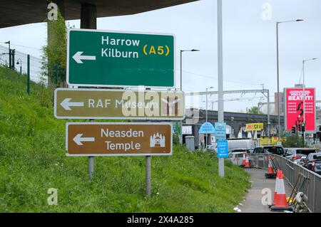 LONDRES - 23 AVRIL 2024 : panneaux routiers pour Harrow Kilburn A5 et le musée RAF et Neasden Temple à Brent, NW2 au nord-ouest de Londres Banque D'Images