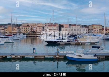 Vue sur la ville de San Vincenzo. Le port de San Vincenzo avec des bateaux amarrés, Livourne, Toscane, Italie Banque D'Images