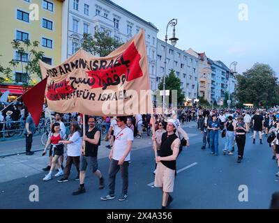 Berlin, Deutschland, 01.05.2024 : Neukölln / Kreuzberg : Revolutionäre Demo zum 1. Mai : Die Demo gegen 20:30 Uhr am Südstern *** Berlin, Allemagne, 01 05 2024 Neukölln Kreuzberg manifestation révolutionnaire le 1er mai manifestation vers 8,30 à Südstern Copyright : xdtsxNachrichtenagenturx dts 35880 Banque D'Images