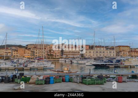 Vue sur la ville de San Vincenzo. Filets de pêche dans le port de San Vincenzo, Livourne, Toscane, Italie Banque D'Images