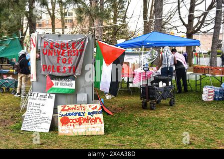 Ottawa, Canada - 1er mai 2024 : une manifestation pro-palestinienne est passée d'un sit-in à un campement alors que plusieurs tentes ont été érigées sur la pelouse du Tabaret Hall. Et ce malgré le fait que l'Université a déclaré qu'aucun campement ne serait toléré la veille. Le groupe exige que l'Université divulgue et cède tous les investissements qu'elle a avec des entreprises et des organisations ayant des liens avec Israël. Des manifestations similaires ont eu lieu dans d'autres universités du monde. Banque D'Images