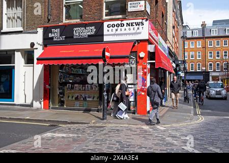 Vue extérieure du magasin de vendeur de papier journal Good News sur Berwick Street à Soho Londres Angleterre Grande-Bretagne Grande-Bretagne Grand Bfritain. KATHY DEWITT Banque D'Images