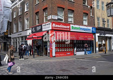 Vue extérieure de la boutique de vendeur de journaux Good News à l'angle de Berwick Street à Soho Londres Angleterre Royaume-Uni KATHY DEWITT Banque D'Images