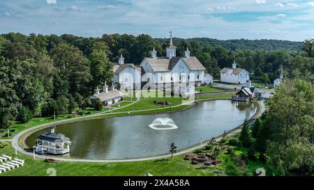 Elizabethtown, Pennsylvanie, États-Unis, 11 août 2023 - vue aérienne présentant Un groupe d'églises orthodoxes blanches traditionnelles avec des dômes croisés, A Banque D'Images