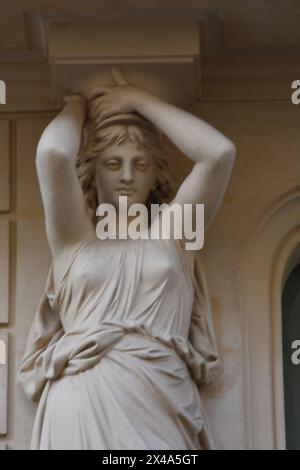 Sculpture d'une femme devant un immeuble à Paris 9 Banque D'Images