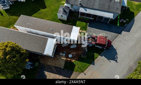 Une vue aérienne d'une maison double large préfabriquée, mobile, installée dans un lot dans un parc Banque D'Images