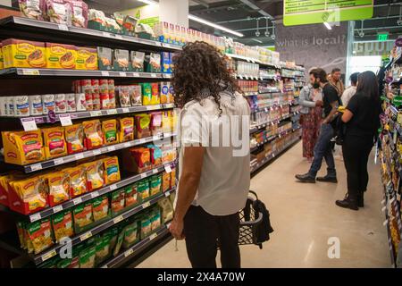 Detroit, Michigan, États-Unis. 1er mai 2024. Les acheteurs d'épicerie ont emballé la Detroit People's Food Co-Op le jour de son ouverture. Le magasin est dirigé par des Noirs et appartient à la communauté. Son but est d'accroître la disponibilité d'aliments sains pour les résidents de Détroit. Crédit : Jim West/Alamy Live News Banque D'Images