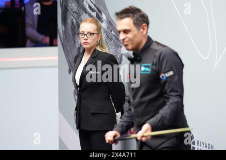 L'arbitre Desislava Bozhilova (à gauche) regarde Ronnie O'Sullivan en action lors du match des quarts de finale le douzième jour du Championnat du monde de snooker Cazoo 2024 au Crucible Theatre, Sheffield. Date de la photo : mercredi 1er mai 2024. Banque D'Images