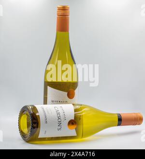 Kiev, Ukraine - 09 mars 2024 : tournage en studio de Carsons Chardonnay bouteilles de vin sec blanc australien en gros plan sur blanc. Banque D'Images