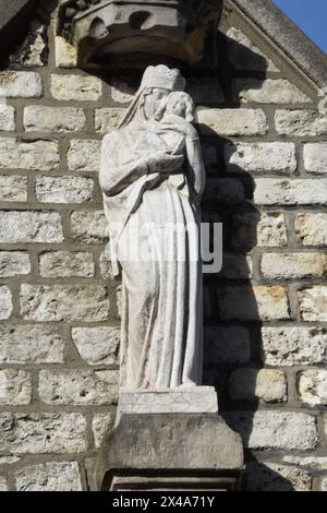 Sculpture de la Vierge avec l'enfant à Montmartre, Paris Banque D'Images