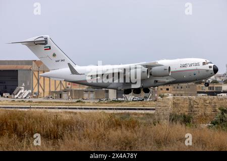 Koweït Air Force Boeing C-17A Globemaster III (REG : KAF342) livrant un moteur de remplacement pour un KAF Hercules bloqué à Malte. Banque D'Images