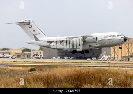 Koweït Air Force Boeing C-17A Globemaster III (REG : KAF342) livrant un moteur de remplacement pour un KAF Hercules bloqué à Malte. Banque D'Images