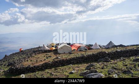 Camping de tente situé sur la montagne pour alpinistes, Mont Ararat en Turquie. Banque D'Images