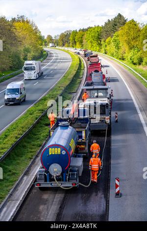 Chantier de construction d'autoroute sur l'A3 entre Hünxe et Emmerich, dans les deux sens, près de Rees, en broyant l'ancienne couche d'asphalte, la surface de la route wil Banque D'Images