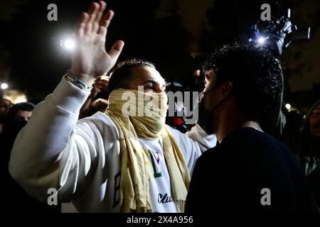 (240501) -- LOS ANGELES, 1er mai 2024 (Xinhua) -- un manifestant pro-palestinien et un contre-manifestant pro-israélien tentent de s'engager dans un dialogue pacifique lors d'affrontements entre manifestants pro-palestiniens et contre-manifestants pro-israéliens devant un campement de tentes pour soutenir les Palestiniens près de Royce Hall de l'Université de Californie, Los Angeles (UCLA), à Los Angeles, Californie, États-Unis, le 1er mai 2024. L’Université de Californie à Los Angeles (UCLA), l’une des meilleures universités publiques des États-Unis, a annulé tous les cours pour mercredi après une nuit de violents affrontements sur CA Banque D'Images