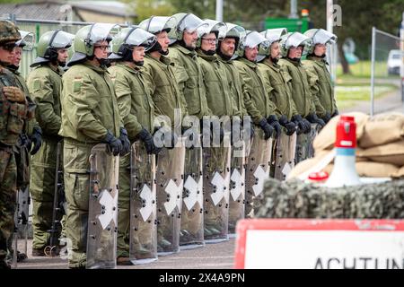 EFT Hellendorf, Allemagne. 01 mai 2024. Les forces du CRC du commandement national à EFT-Hellendorf sont en attente pour l'exercice de sécurité intérieure du National Guardian 2024. Ils s'exerceront à sécuriser et à protéger un centre d'approvisionnement en munitions. Pendant l'exercice National Guardian Bundeswehr, les forces de sécurité intérieure dans toute l'Allemagne exercent leur mission principale de protection et de sécurisation des infrastructures de défense vitales. Crédit : Laszlo Pinter/dpa/Alamy Live News Banque D'Images