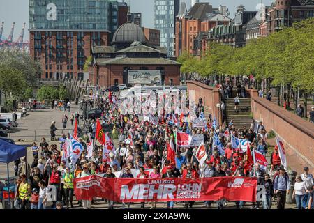 01.05.2024, 1. Mai DGB, Hamburg, Anlässlich der traditionellen 1. Mai Demo, organisiert vom DGB Deutscher Gewerkschaftsbund gingen in Hamburg LT. Veranstaltern vers 7000 Menschen unter dem motto Mehr Lohn, mehr Freizeit, mehr Sicherheit auf die Straße. Hambourg Deutschland 1. Mai 2024 DGB Hamburg-25 *** 01 05 2024, 1 mai DGB, Hambourg, à l'occasion de la traditionnelle manifestation du 1er mai, organisée par la confédération syndicale allemande DGB, environ 7000 personnes sont descendues dans les rues de Hambourg sous la devise plus de salaires, plus de temps libre, plus de sécurité Hambourg Allemagne 1er mai 2024 DGB Hambourg 25 Banque D'Images