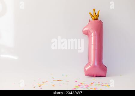 boule rose en forme de numéro un sur fond blanc Banque D'Images