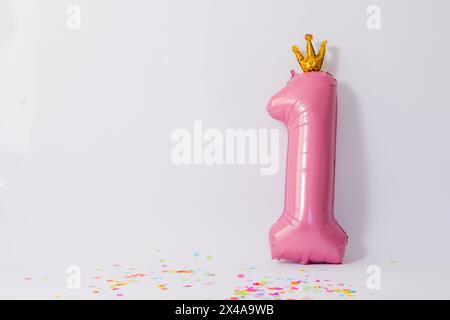 boule rose en forme de numéro un sur fond blanc Banque D'Images