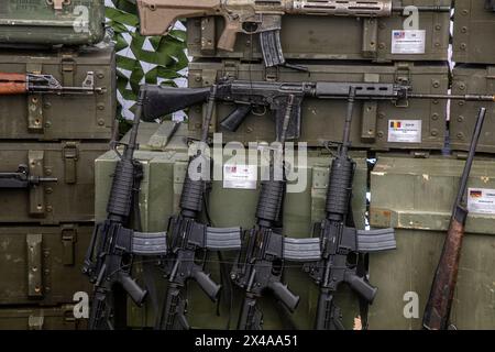 Moscou, Russie. 1er mai 2024. Des armes sont exposées lors d'une exposition de matériel militaire capturé par des militaires russes dans la zone de l'opération militaire spéciale de la Russie, sur la colline Poklonnaya à Moscou, en Russie. Crédit : Nikolay Vinokurov/Alamy Live News Banque D'Images