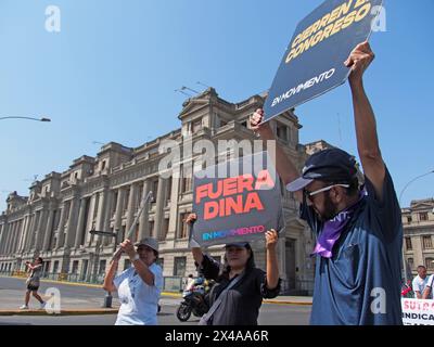 Lima, Pérou. 01 mai 2024. « Dina Get Out » peut être lu sur une pancarte, lorsque des manifestants contre le gouvernement de Dina Boluarte participent à une marche avec des milliers de syndicalistes dans les rues de Lima pour commémorer le crédit de la fête internationale du travail : Fotoholica Press Agency/Alamy Live News Banque D'Images