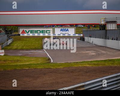 Voitures de course sur le circuit d'Anderstorp à Småland, dans le sud de la Suède. Banque D'Images