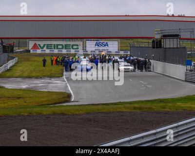 Voitures de course sur le circuit d'Anderstorp à Småland, dans le sud de la Suède. Banque D'Images