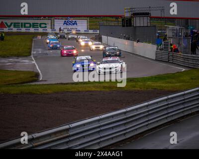 Voitures de course sur le circuit d'Anderstorp à Småland, dans le sud de la Suède. Banque D'Images