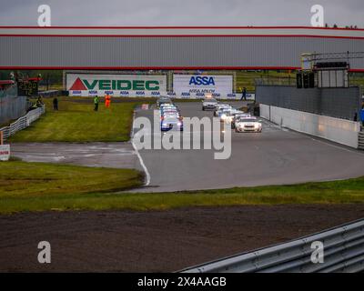 Voitures de course sur le circuit d'Anderstorp à Småland, dans le sud de la Suède. Banque D'Images