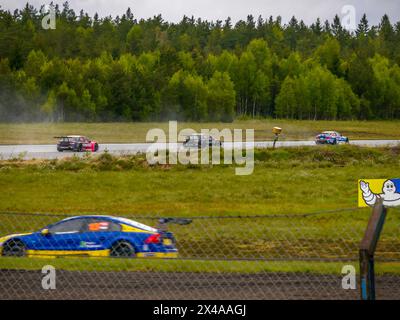 Voitures de course sur le circuit d'Anderstorp à Småland, dans le sud de la Suède. Banque D'Images