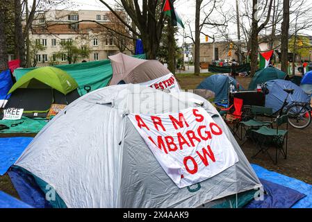 Ottawa, Canada - 1er mai 2024 : une manifestation pro-palestinienne est passée d'un sit-in à un campement alors que plusieurs tentes ont été érigées sur la pelouse du Tabaret Hall. Et ce malgré le fait que l'Université a déclaré qu'aucun campement ne serait toléré la veille. Le groupe exige que l'Université divulgue et cède tous les investissements qu'elle a avec des entreprises et des organisations ayant des liens avec Israël. Des manifestations similaires ont eu lieu dans d'autres universités du monde. Banque D'Images