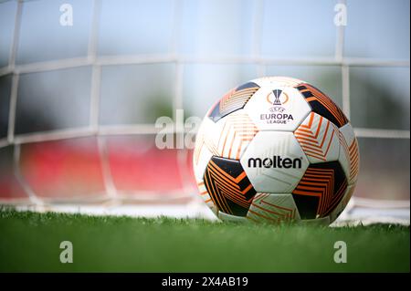 LEVERKUSEN, ALLEMAGNE - 1er MAI 2024 : le ballon officiel de football fond au stade Ulrich-Haberland Banque D'Images