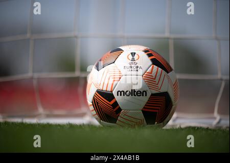 LEVERKUSEN, ALLEMAGNE - 1er MAI 2024 : le ballon officiel de football fond au stade Ulrich-Haberland Banque D'Images