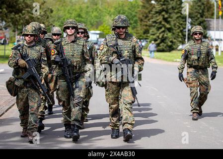 EFT Hellendorf, Allemagne. 01 mai 2024. La Saarland Homeland Security Company, équipée de fusils d'assaut G36 et de pistolets de service P8, se déploie pour l'exercice de sécurité intérieure National Guardian 2024. L'exercice consiste à sécuriser et à protéger un centre d'approvisionnement en munitions. Pendant l'exercice National Guardian Bundeswehr, les forces de sécurité intérieure dans toute l'Allemagne exercent leur mission principale de protection et de sécurisation des infrastructures de défense vitales. Crédit : Laszlo Pinter/dpa/Alamy Live News Banque D'Images