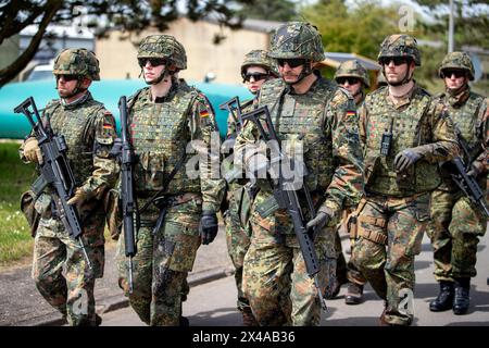 EFT Hellendorf, Allemagne. 01 mai 2024. La Saarland Homeland Security Company, équipée de fusils d'assaut G36 et de pistolets de service P8, se déploie pour l'exercice de sécurité intérieure National Guardian 2024. L'exercice consiste à sécuriser et à protéger un centre d'approvisionnement en munitions. Pendant l'exercice National Guardian Bundeswehr, les forces de sécurité intérieure dans toute l'Allemagne exercent leur mission principale de protection et de sécurisation des infrastructures de défense vitales. Crédit : Laszlo Pinter/dpa/Alamy Live News Banque D'Images