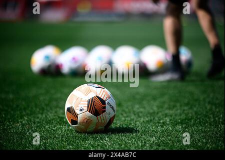 LEVERKUSEN, ALLEMAGNE - 1er MAI 2024 : le ballon officiel de football fond au stade Ulrich-Haberland Banque D'Images