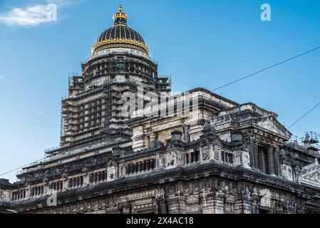 Région de Bruxelles-capitale - Belgique - 14 février 2019 - vue en bas angle sur le palais de justice principal au-dessus d'un ciel bleu Banque D'Images