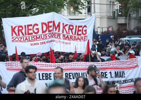 Berlin, Deutschland, 01.05.2024 : Neukölln / Kreuzberg : Revolutionäre Demo zum 1. Mai : Die Demo gegen 20:30 Uhr am Südstern *** Berlin, Allemagne, 01 05 2024 Neukölln Kreuzberg manifestation révolutionnaire le 1er mai manifestation vers 8,30 à Südstern Copyright : xdtsxNachrichtenagenturx dts 35884 Banque D'Images