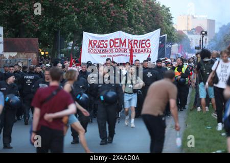 Berlin, Deutschland, 01.05.2024 : Neukölln / Kreuzberg : Revolutionäre Demo zum 1. Mai : Die Demo gegen 20:30 Uhr am Südstern *** Berlin, Allemagne, 01 05 2024 Neukölln Kreuzberg manifestation révolutionnaire le 1er mai manifestation vers 8,30 à Südstern Copyright : xdtsxNachrichtenagenturx dts 35883 Banque D'Images