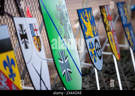 EFT Hellendorf, Allemagne. 01 mai 2024. Les armoiries de la Bundeswehr ainsi que les armoiries de la Sarre, prises lors de l'exercice de sécurité intérieure du National Guardian 2024, au cours duquel la sécurité et la protection d'un centre d'approvisionnement en munitions sont répétées. Pendant l'exercice National Guardian Bundeswehr, les forces de sécurité intérieure dans toute l'Allemagne exercent leur mission principale de protection et de sécurisation des infrastructures de défense vitales. Crédit : Laszlo Pinter/dpa/Alamy Live News Banque D'Images