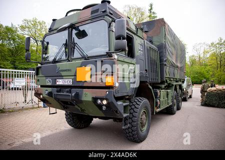 EFT Hellendorf, Allemagne. 01 mai 2024. Un transport de munitions de la Bundeswehr est au poste de contrôle dans le cadre de l'exercice de sécurité intérieure du National Guardian 2024. La répétition implique la sécurisation et la protection d'un centre d'approvisionnement en munitions. Pendant l'exercice National Guardian Bundeswehr, les forces de sécurité intérieure à travers l'Allemagne exercent leur mission principale de protection et de sécurisation des infrastructures de défense vitales. Crédit : Laszlo Pinter/dpa/Alamy Live News Banque D'Images