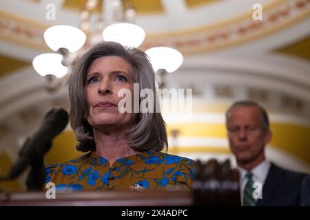 Washington, États-Unis. 01 mai 2024. La sénatrice des États-Unis Joni Ernst, R-IA, lors d’une conférence de presse à la suite d’un déjeuner politique hebdomadaire au Capitole des États-Unis à Washington, DC le mercredi 1er mai 2024. Photo de Annabelle Gordon/UPI. Crédit : UPI/Alamy Live News Banque D'Images