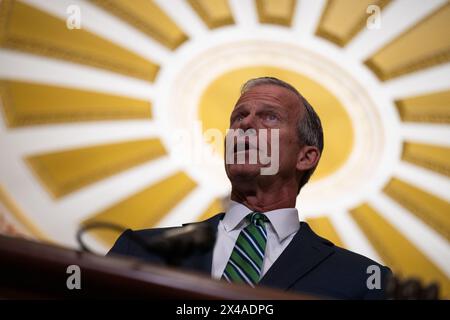 Washington, États-Unis. 01 mai 2024. Le sénateur américain John Thune, R-SD, lors d'une conférence de presse à la suite d'un déjeuner politique hebdomadaire au Capitole américain à Washington, DC le mercredi 1er mai 2024. Photo de Annabelle Gordon/UPI. Crédit : UPI/Alamy Live News Banque D'Images